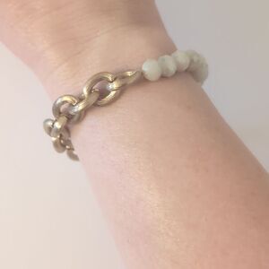 745 Gold Chain White Iridescent Beaded‎ Stretch Bracelet